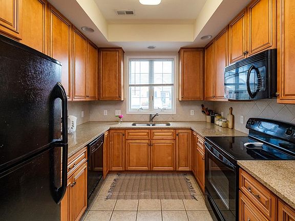 4th image of 1131 Royal Ct