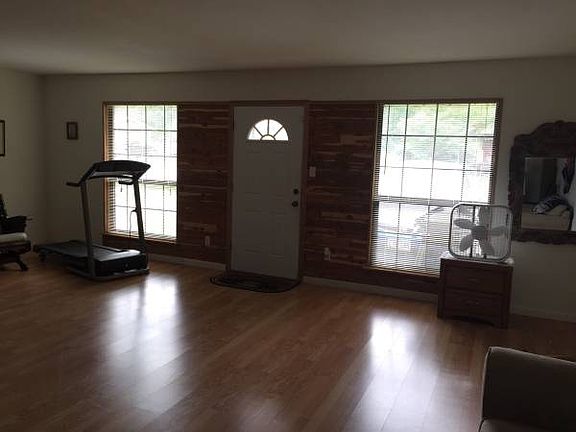 3rd image of 611 Hillview St