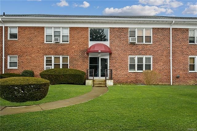 Lovely garden style complex in a convenient location.