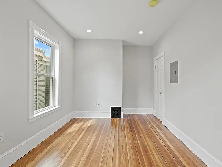 16 Leslie St #2 — Photo 6