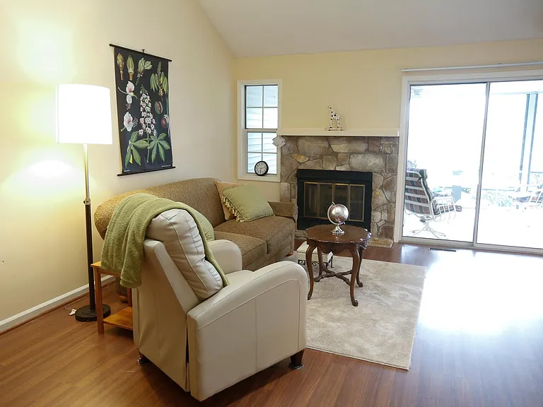 Living room (another view)
