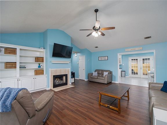 5th image of 106 Claire Ct