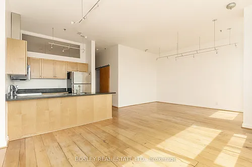 700 King St W Photo 1