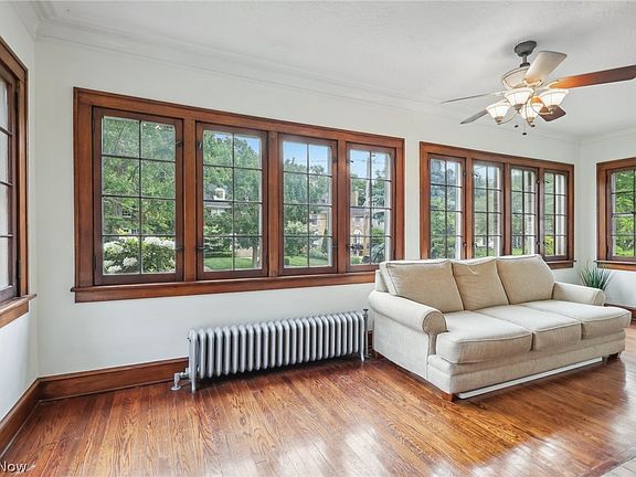 5th image of 224 Casterton Ave