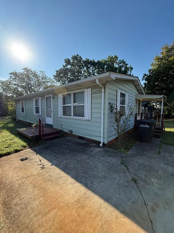 3 bed, 1.0 bath, 1080 sqft, $1,150 — Photo 2