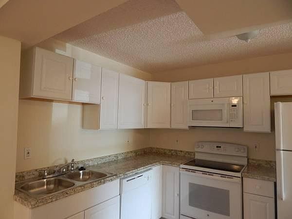 1st image of 2104 Glenmoor Dr