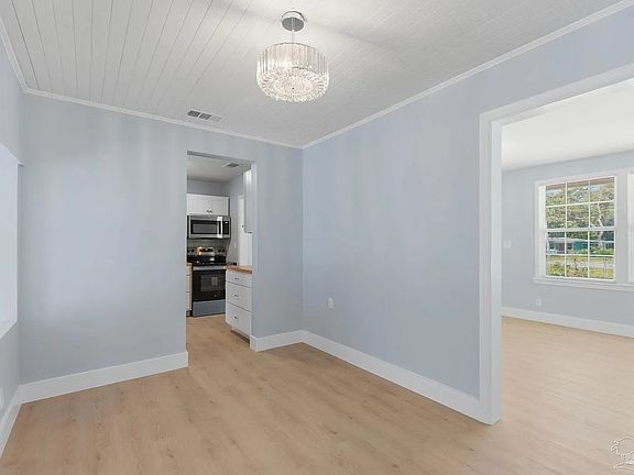 3rd image of 525 Pelham Rd