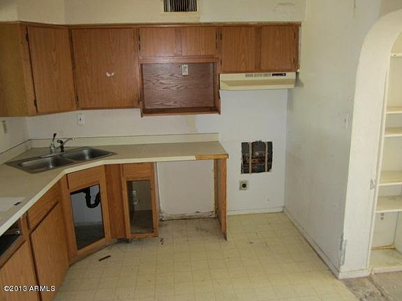 4th image of 2541 E Hartford Ave