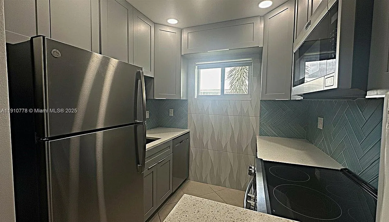 2170 NE 51st Ct — Photo 3