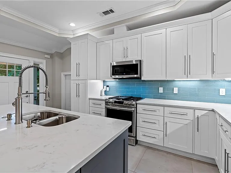 1841 Gainsborough Dr — Photo 7