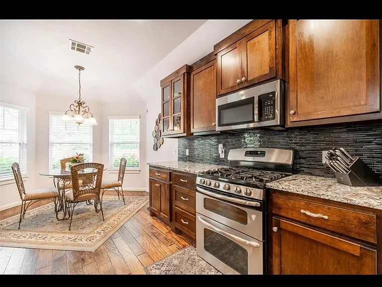 3725 Oakridge Cir — Photo 5