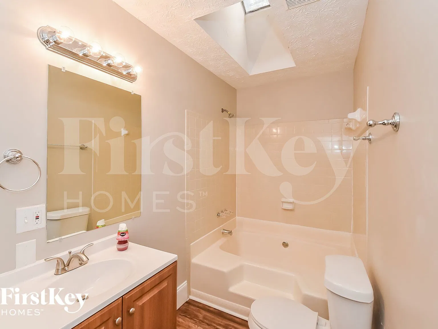 3 bed, 2.0 bath, 1832 sqft, $2,400 — Photo 3