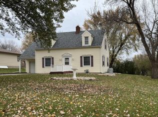804 6th St, Windom, MN 56101