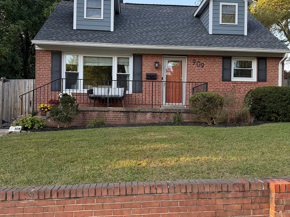 909 Robin Rd