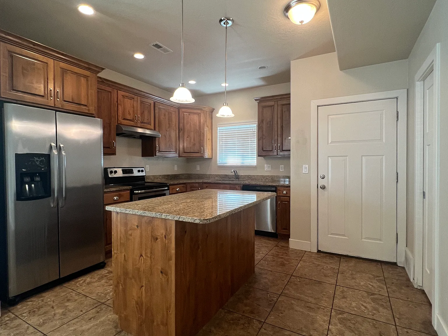 2 bed, 2.5 bath, 1300 sqft, $1,500 — Photo 2