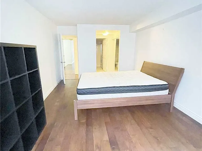 717 Bay St #404 — Photo 5