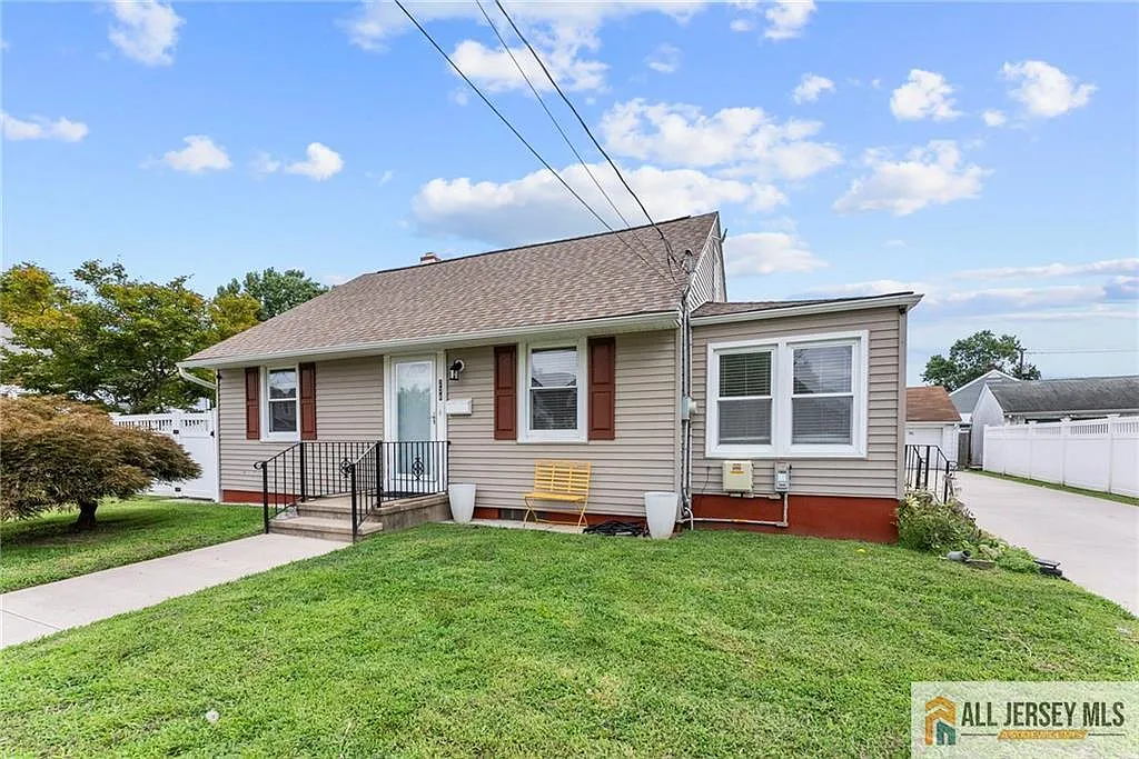 5 bed, 1.5 bath, 1445 sqft, $3,500 — Photo 1