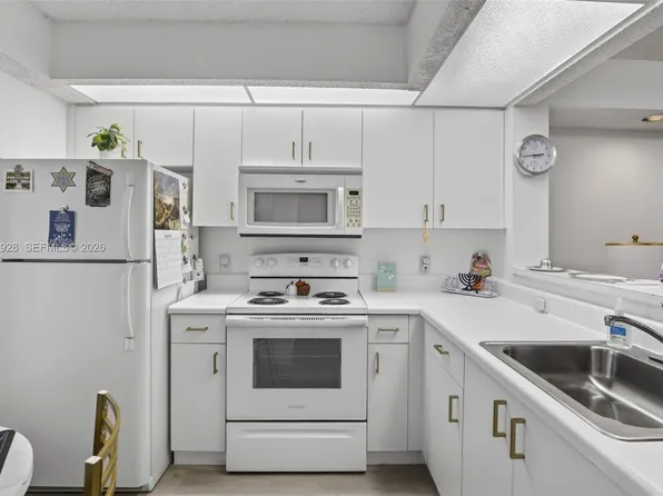 800 SW 137th Ave APT 411G, Pembroke Pines, FL 33027