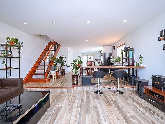 3rd image of 493 Travis Ave