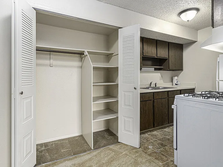 Granada Apartments — Photo 39