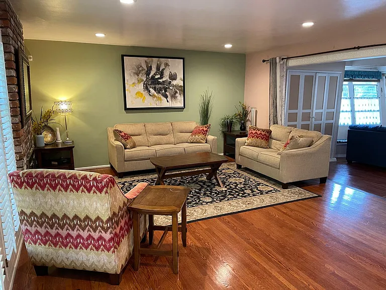 1085 Riviera Dr — Photo 23