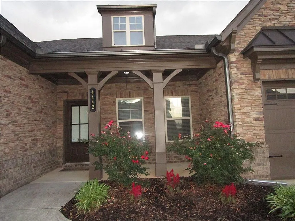 4 bed, 3.5 bath, 2575 sqft, $2,400 — Photo 2