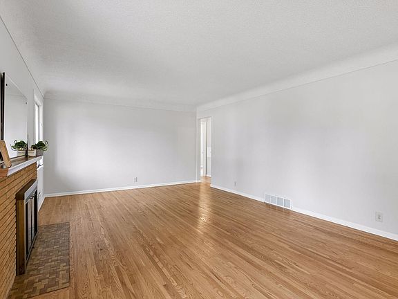 3rd image of 10013 Fremont Ave S