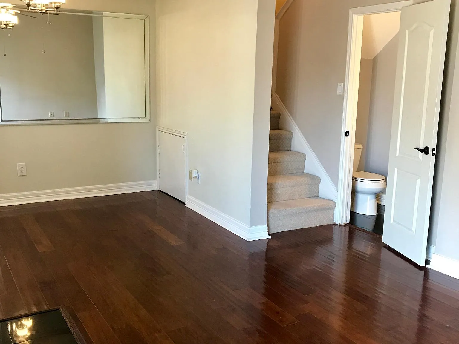 833 W Harwood Rd — Photo 2