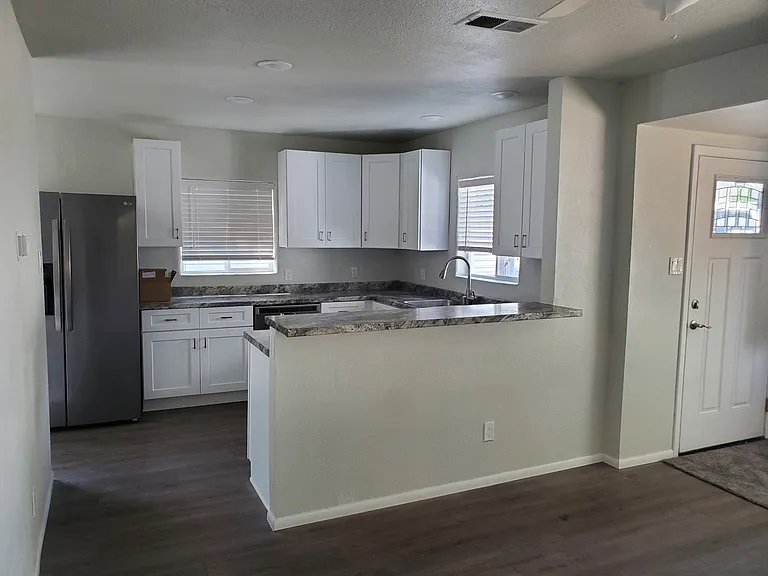 904 Coal Ave SW — Photo 5