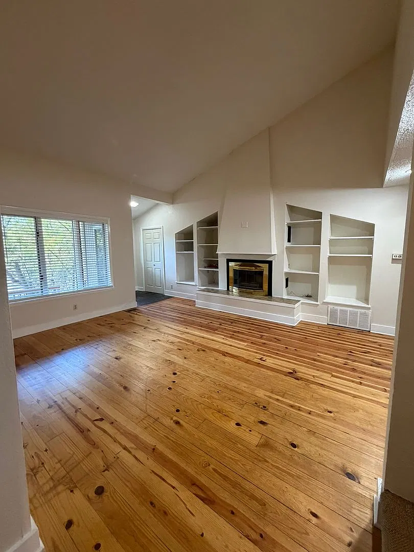 Move-In Special: $500 Off! Freshly Updated! Beautiful 3-Bedroom Home Near The U Of A With Communi... — Photo 3