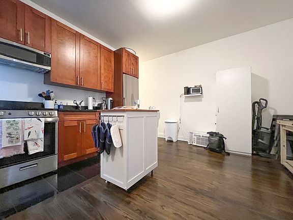 3rd image of 261 W 21st St APT 17