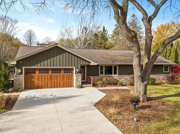 11467 North St. James LANE, Mequon, WI 53092