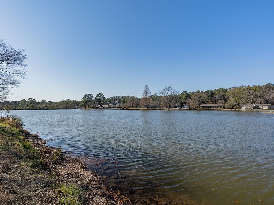 Enjoy lake front living and lake access every day!