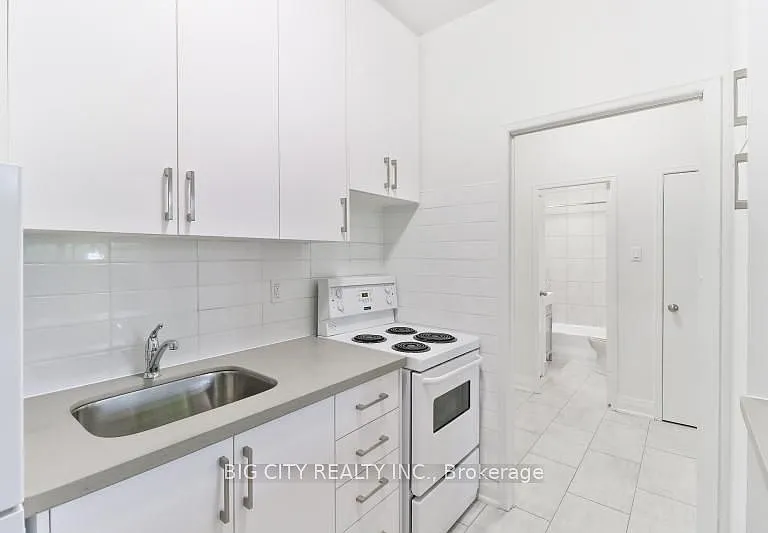 31 Upper Canada Dr #103 — Photo 4