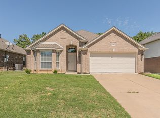 549 Oakbrook Dr, Burleson, TX 76028
