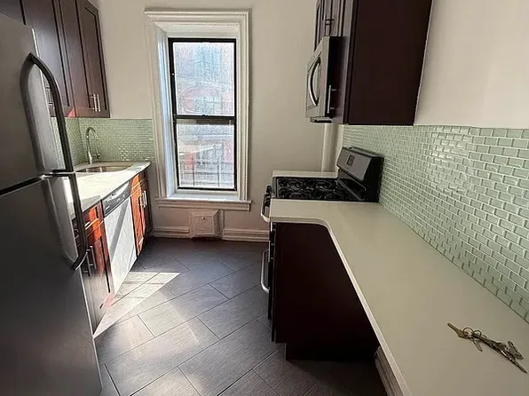 396 Montgomery Street image 3 of 4