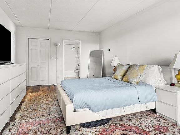 5th image of 1376 Midland Avenue #404