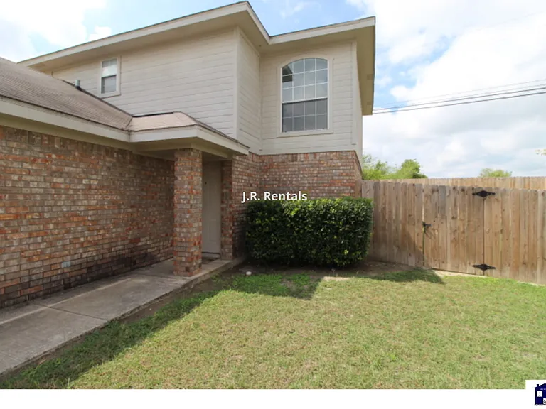 2412 Skylark Cir — Photo 2
