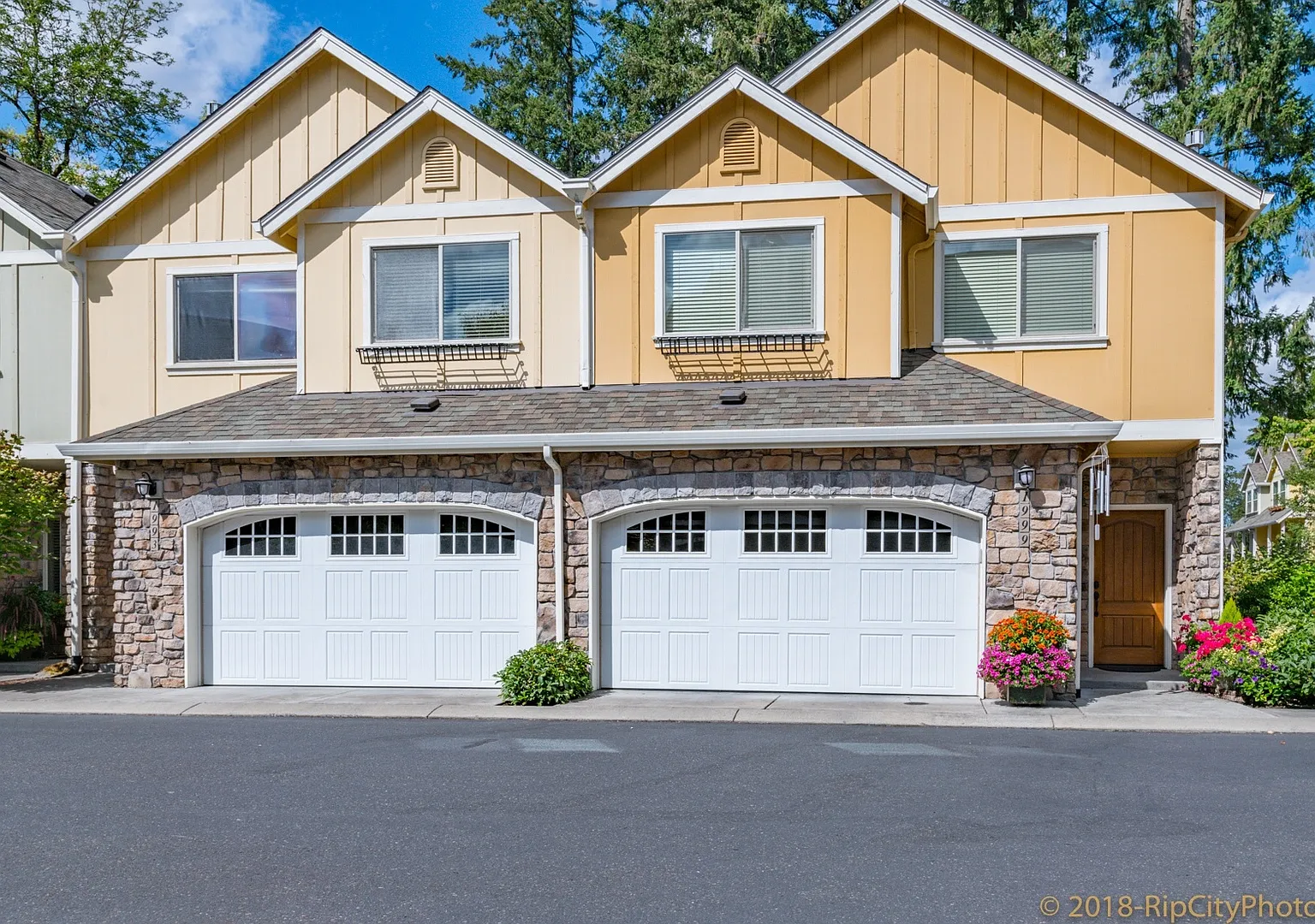 3 bed 2.5 bath + 2 Car Garage Townhome + A/C + Deck +Minutes from Orenco and Intel! — Photo 2