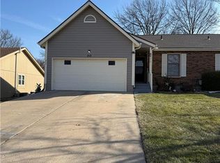 213 SE Ridgeview Dr, Lees Summit, MO 64063