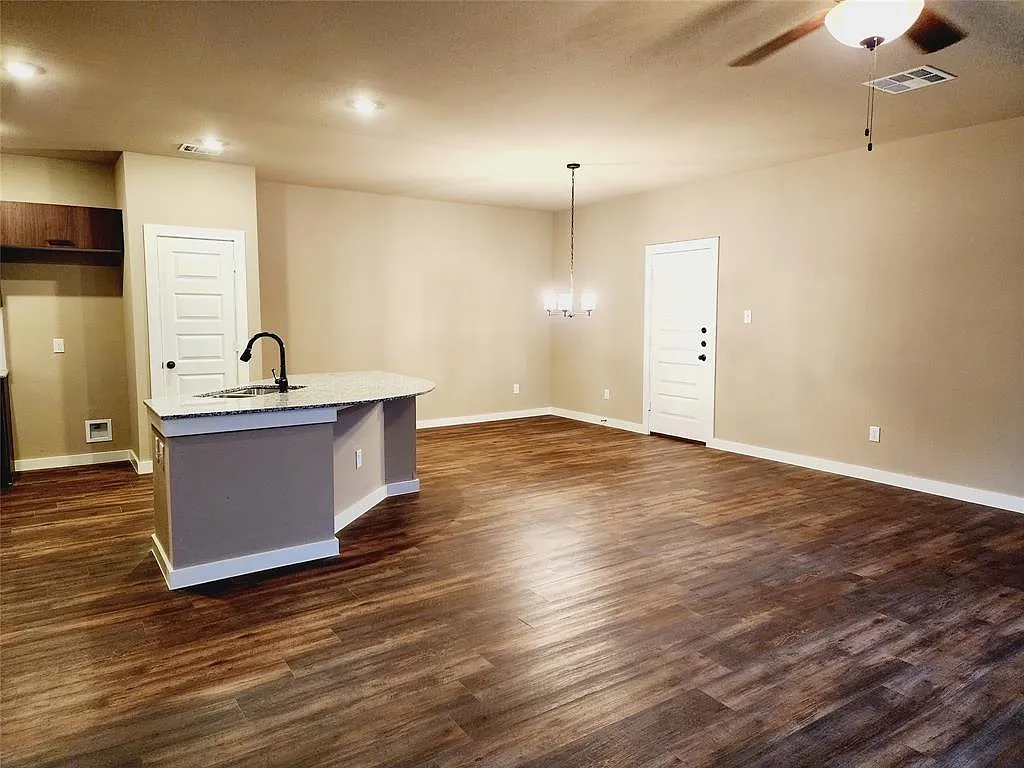 3 bed, 2.0 bath, 1356 sqft, $1,590 — Photo 3