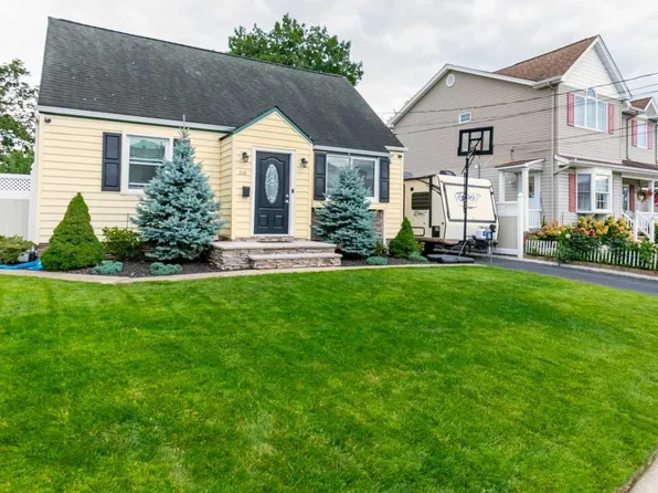 216 Evans Pl, Saddle Brook, NJ 07663