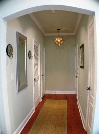 Grand foyer w/2 closets