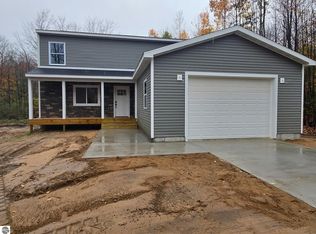 135 Spring Valley Dr, Cadillac, MI 49601
