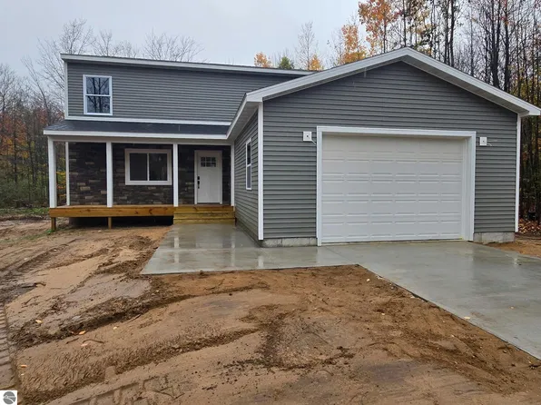 135 Spring Valley Dr, Cadillac, MI 49601