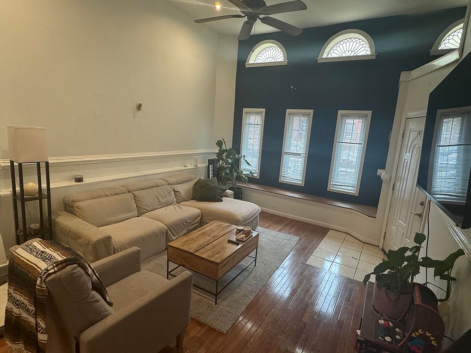 high ceilings / living room
