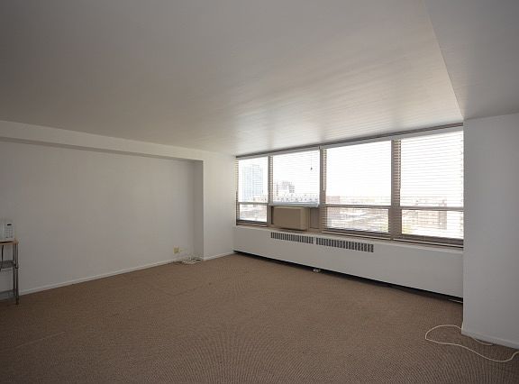 5th image of 3950 N Lakeshore Dr #1016C