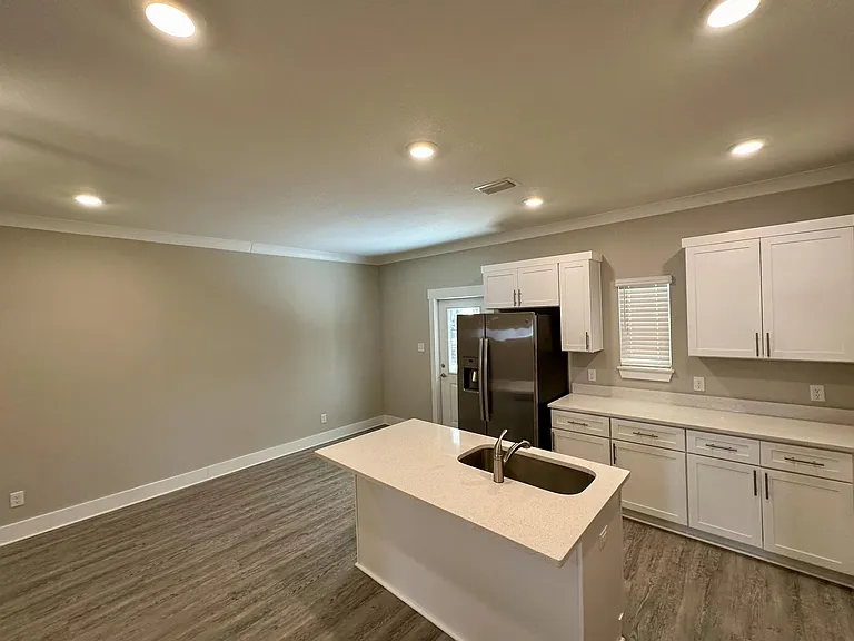 215 Date Palm Ln — Photo 6