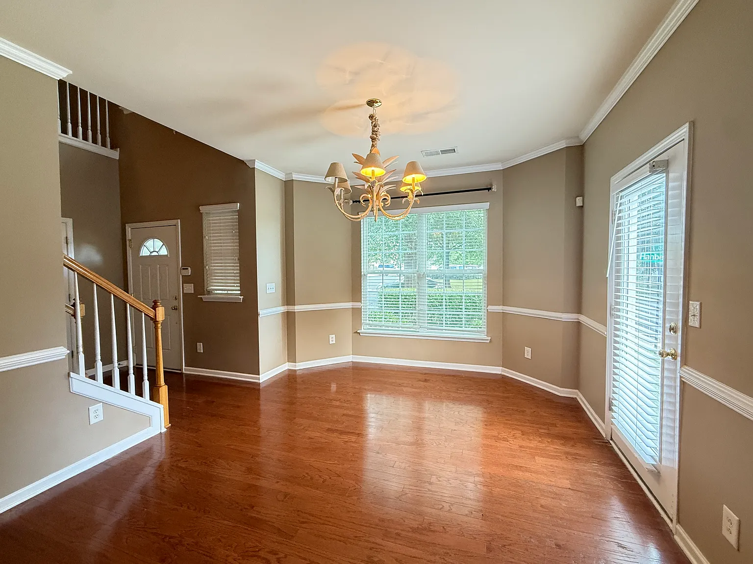 3 bed, 2.5 bath, 2419 sqft, $2,400 — Photo 3