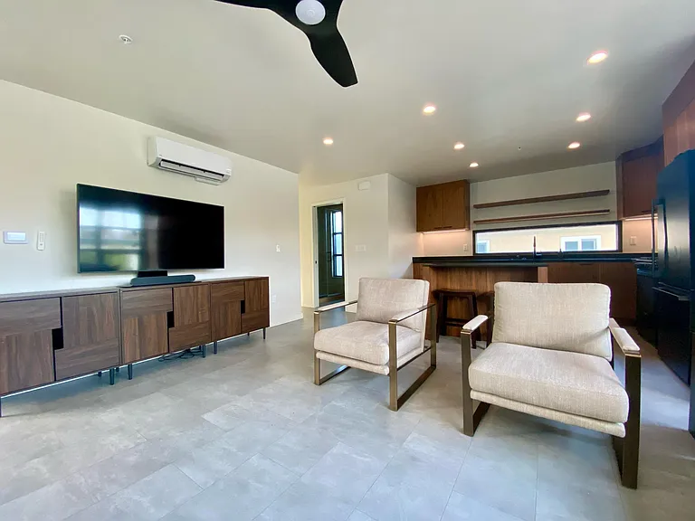 810 Devon Ct #810 — Photo 4